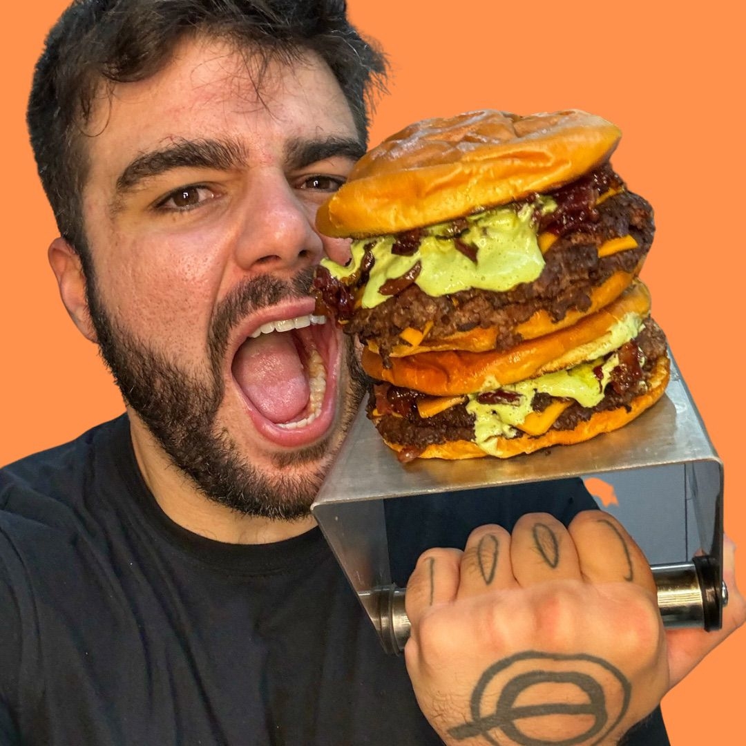 Nícolas Monteiro com hambúrguer